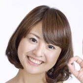 黄色の服の女性