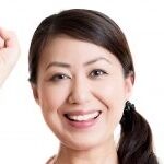 エプロンの女性