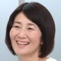 喜ぶシニア女性