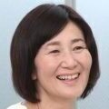 喜ぶシニア女性