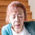 痛そうな女性