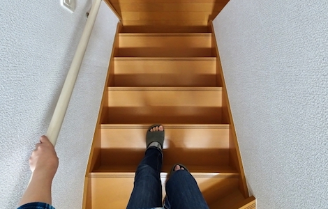 階段を降りる女性