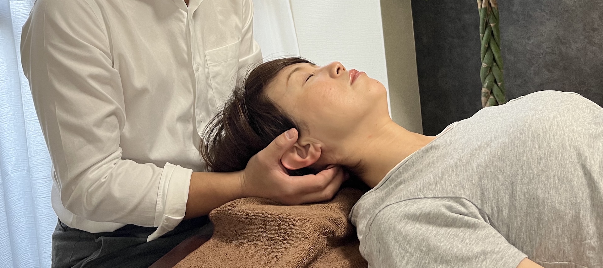 首の施術の様子