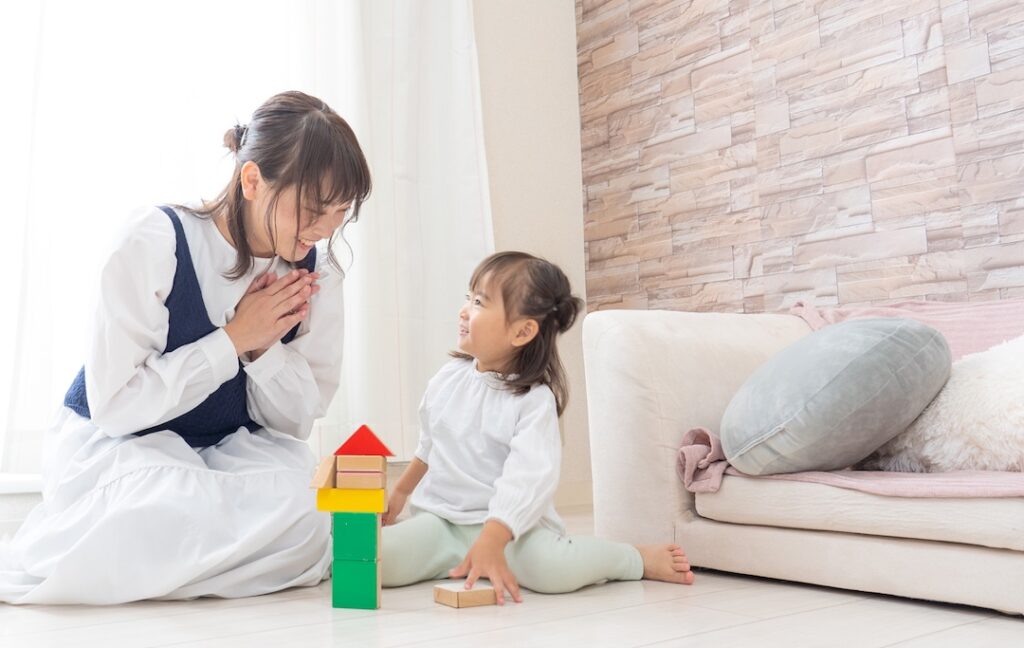 リビングで遊ぶ子供