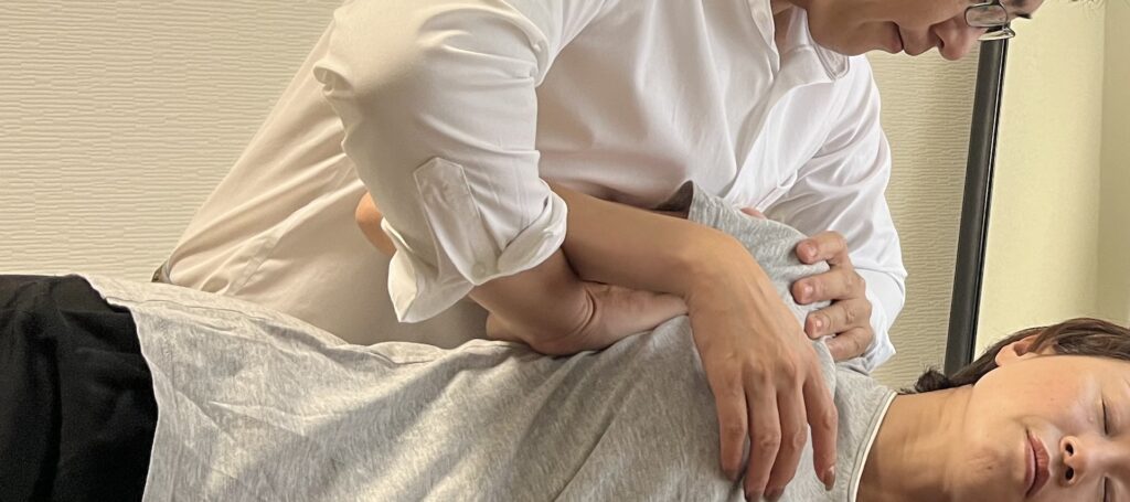 肩の施術の様子